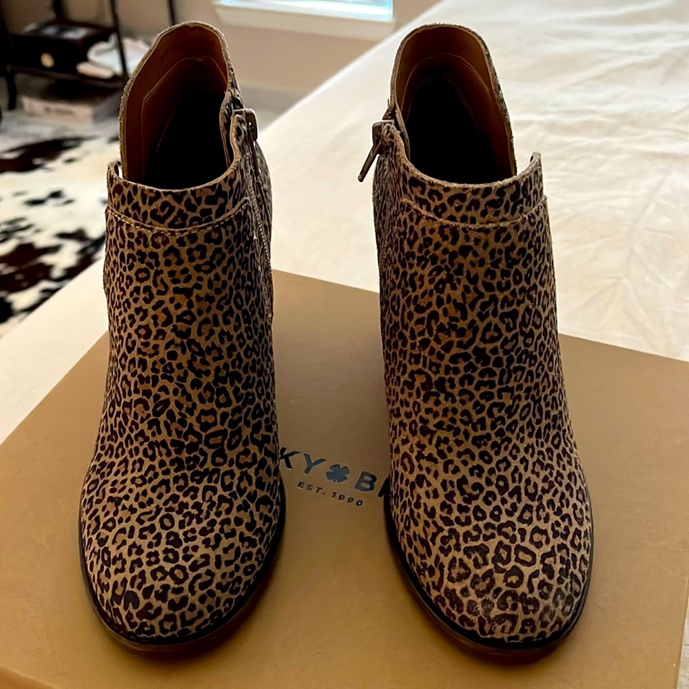 Lucky Brand leopard side sip ankle boot size 7.5.